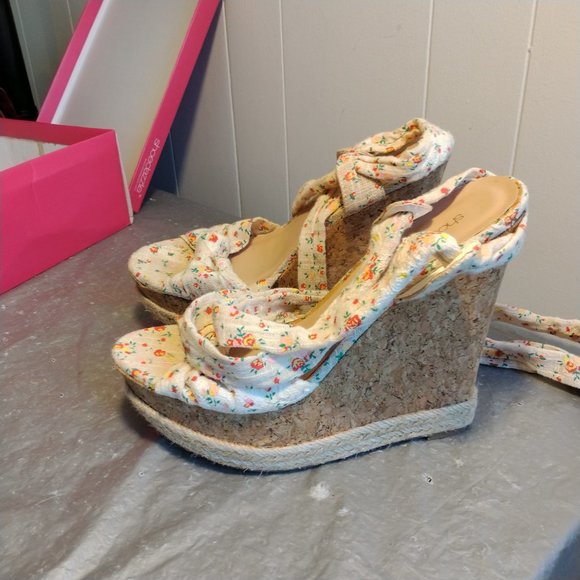 Shoe Dazzle White Floral Wedges 10 Sandals - Picture 2 of 10